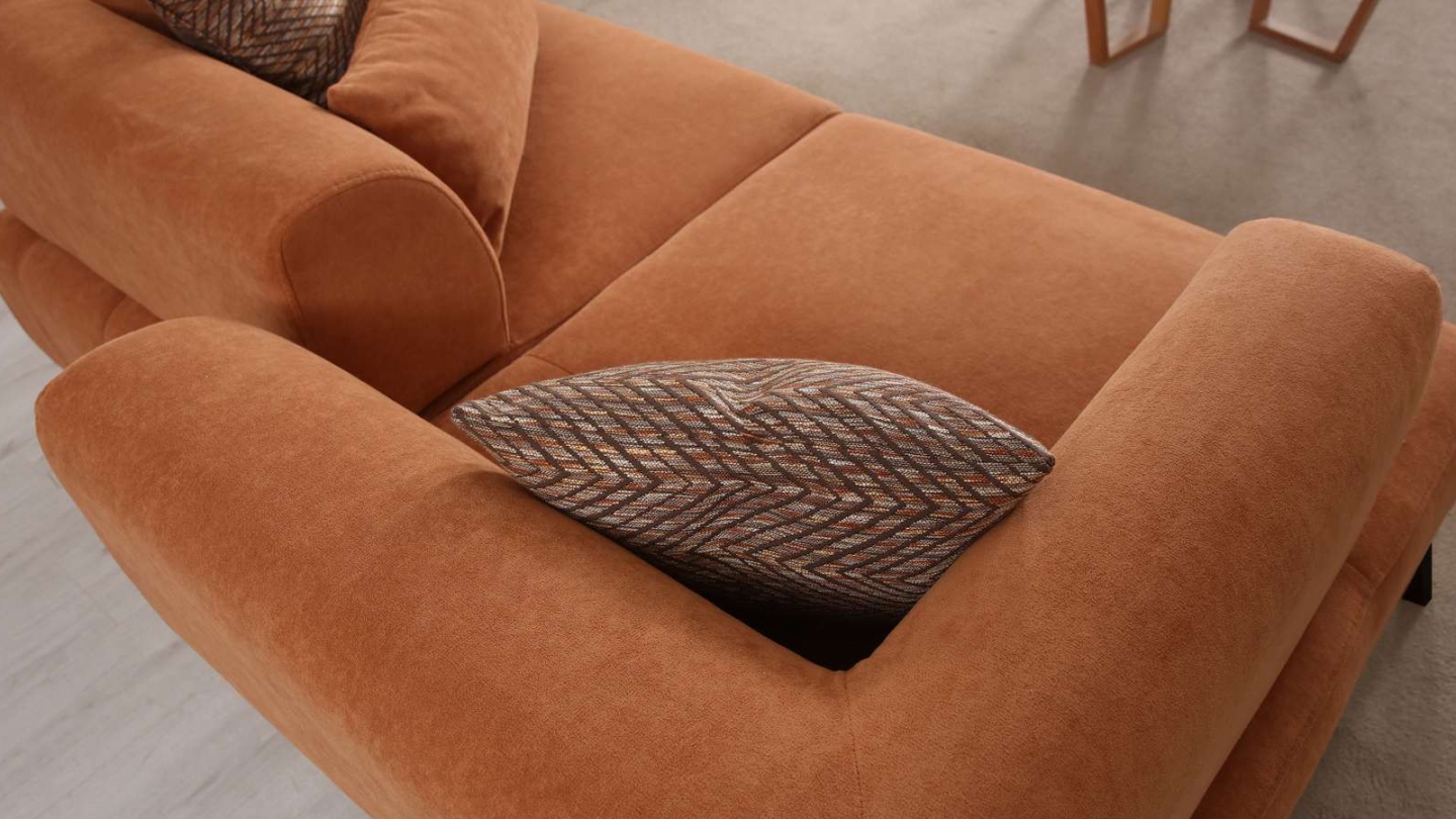 Canapé droit 2 places en tissu rouille, piètement noir - Tano Canapé droit 2 places en tissu rouille, piètement noir - Tano