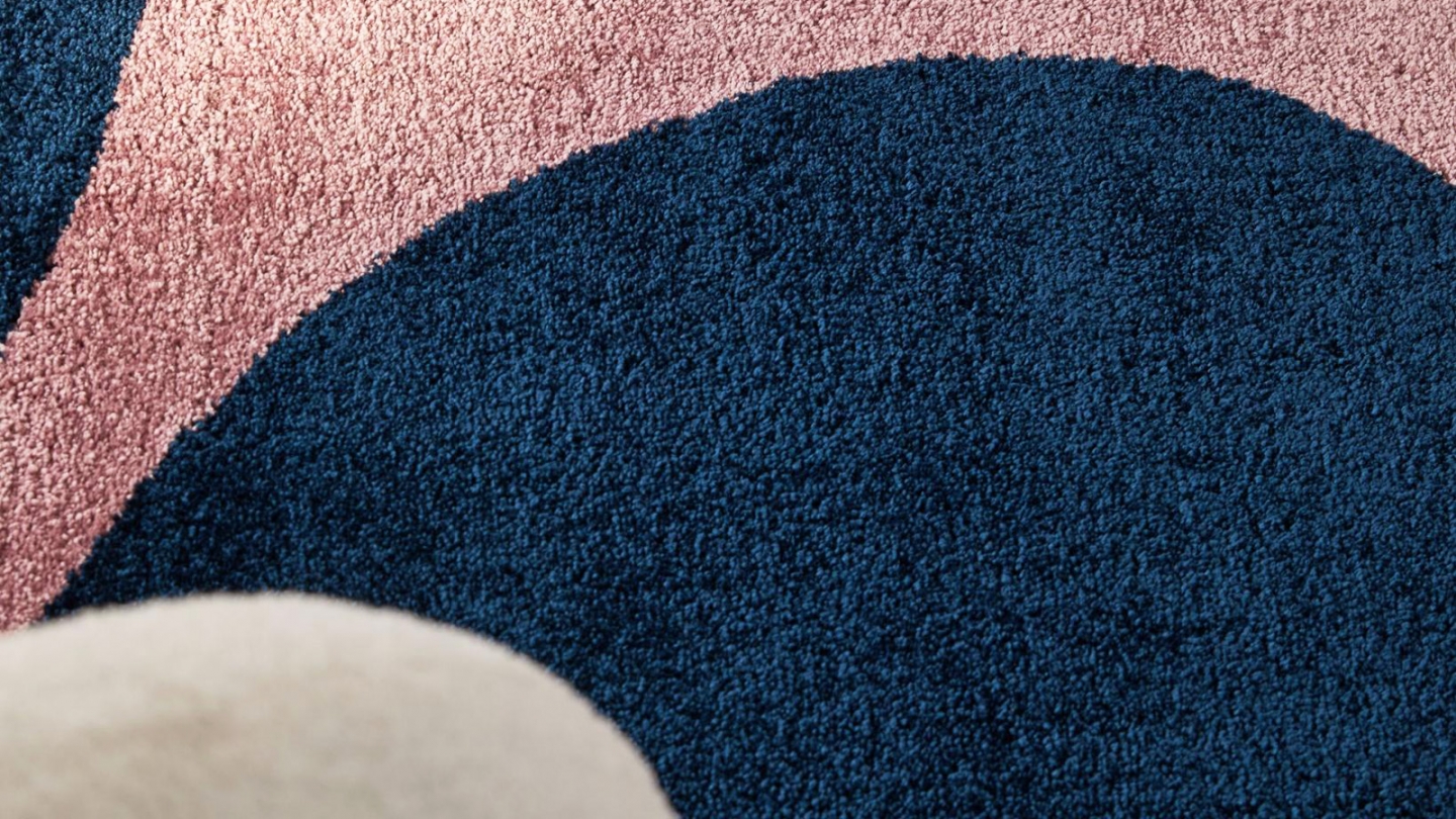 Tapis rétro style année 70 à fleurs bleu 120x160 cm - Bloom Blue Tapis rétro style année 70 à fleurs bleu 120x160 cm - Bloom Blue