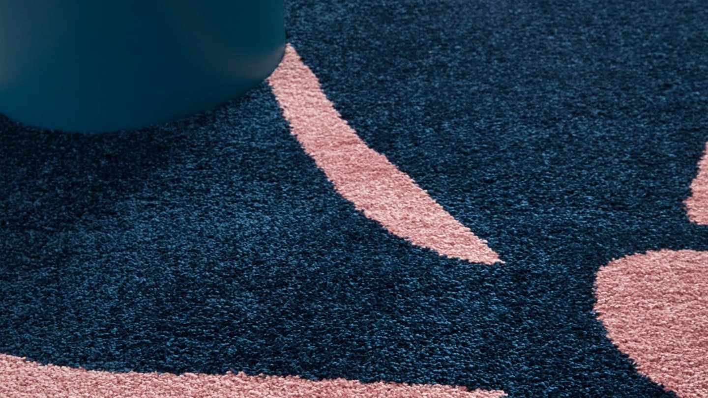 Tapis rétro style année 70 à fleurs bleu 120x160 cm - Bloom Blue Tapis rétro style année 70 à fleurs bleu 120x160 cm - Bloom Blue