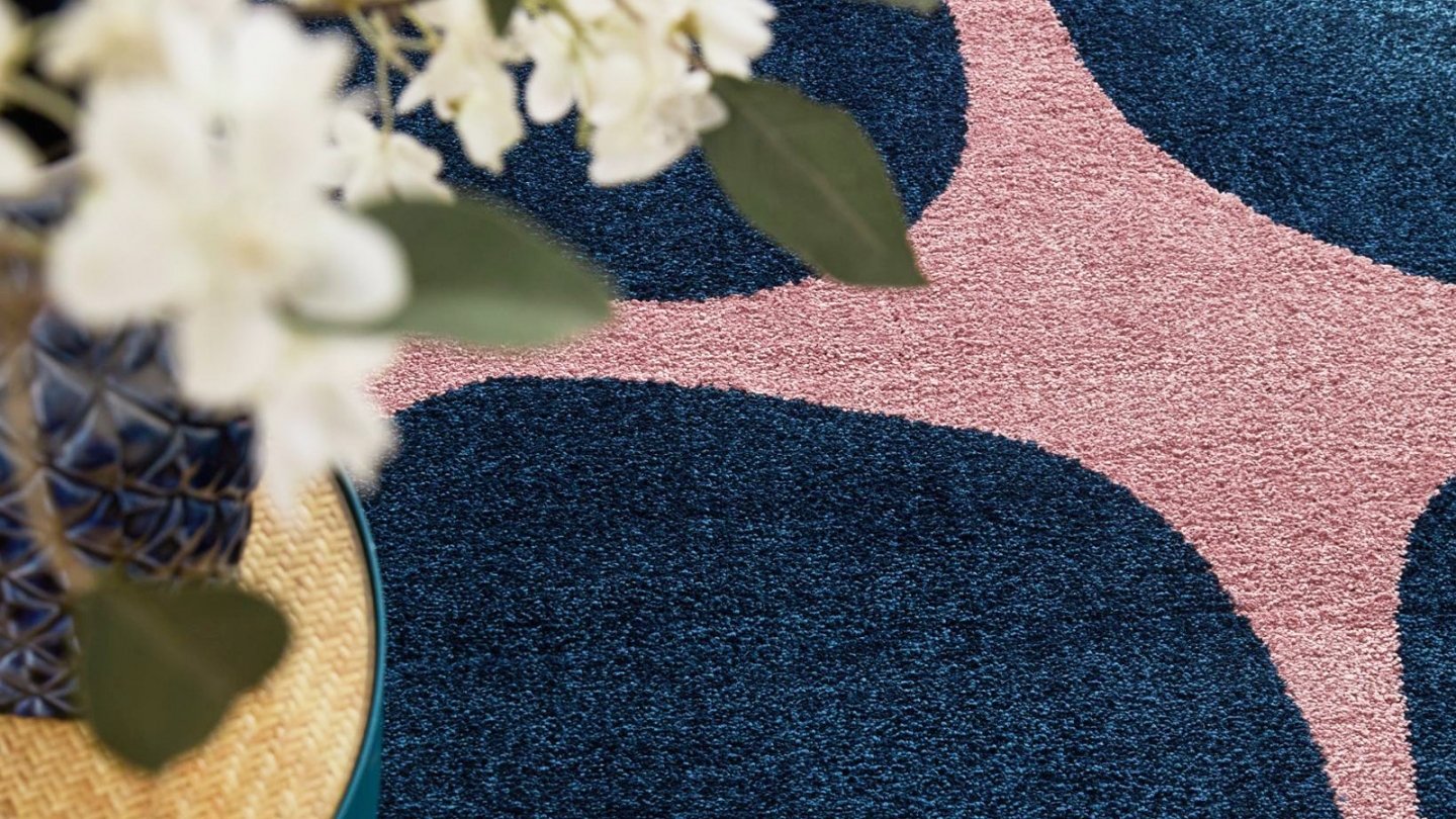 Tapis rétro style année 70 à fleurs bleu 200x280 cm - Bloom Blue Tapis rétro style année 70 à fleurs bleu 200x280 cm - Bloom Blue