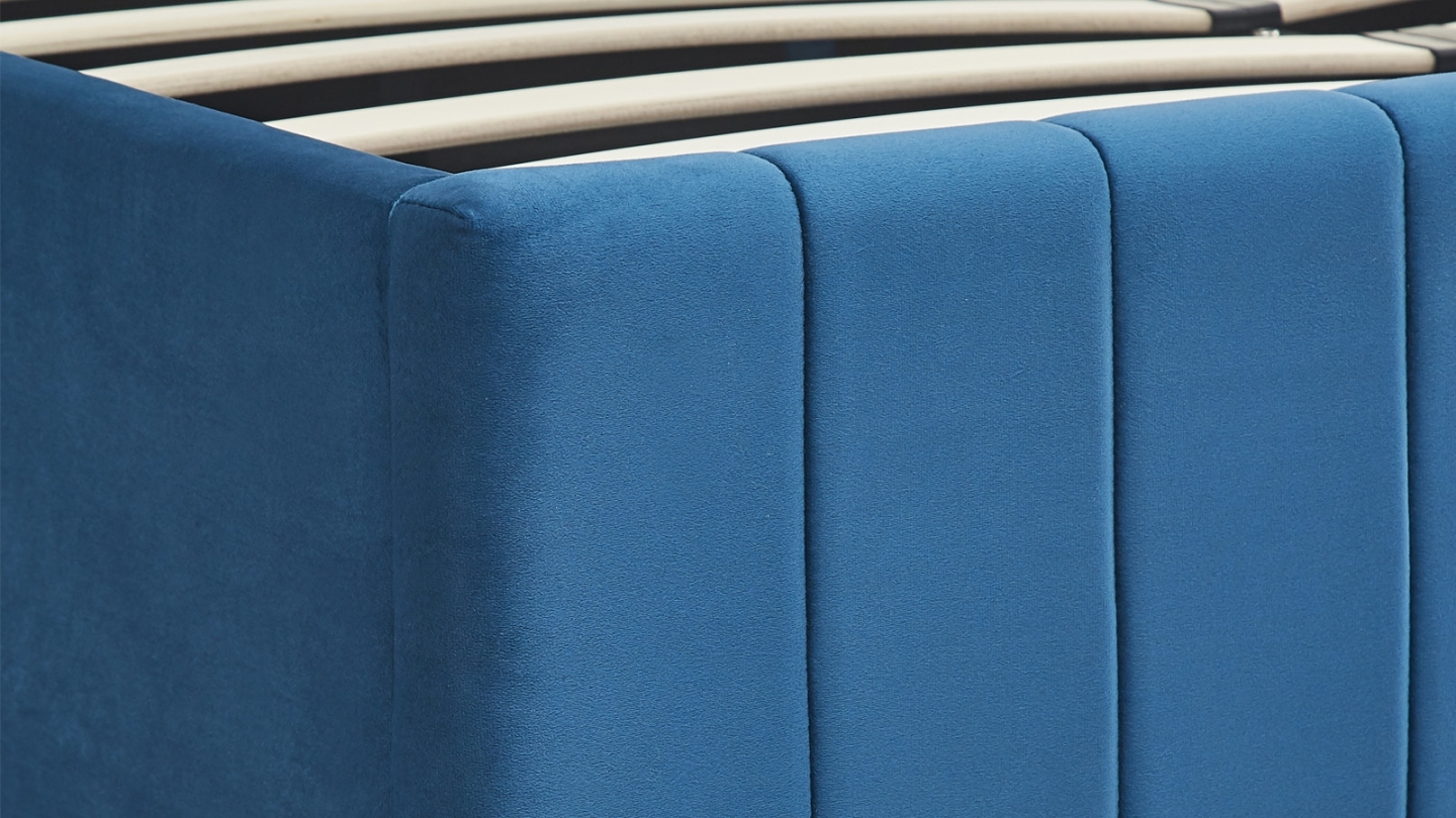 Lit coffre adulte 140x190 cm avec tête de lit capitonnée en velours bleu nuit - Ava Lit coffre adulte 140x190 cm avec tête de lit capitonnée en velours bleu nuit - Ava