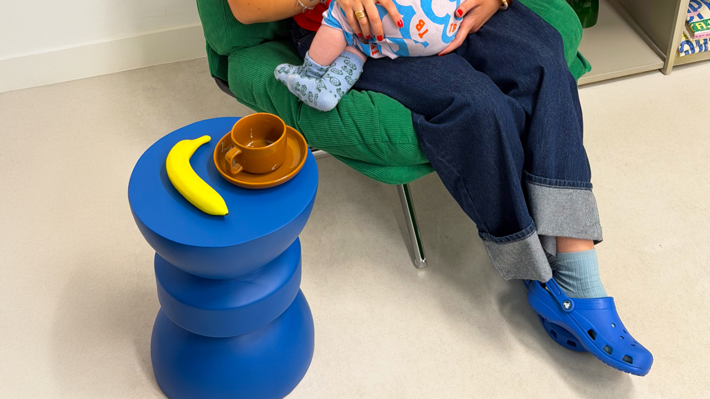 Bout de canapé en résine bleu mat Ø30 cm - Elin Bout de canapé en résine bleu mat Ø30 cm - Elin