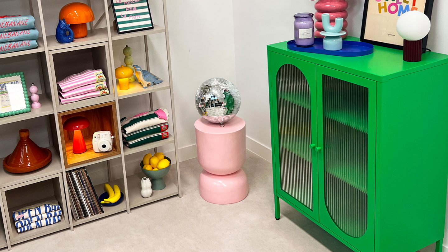 Bout de canape en résine rose brillant Ø32 cm - Tilda Bout de canape en résine rose brillant Ø32 cm - Tilda