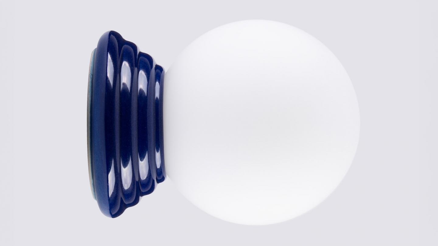 Applique murale en céramique bleu et globe en verre - Zori Applique murale en céramique bleu et globe en verre - Zori