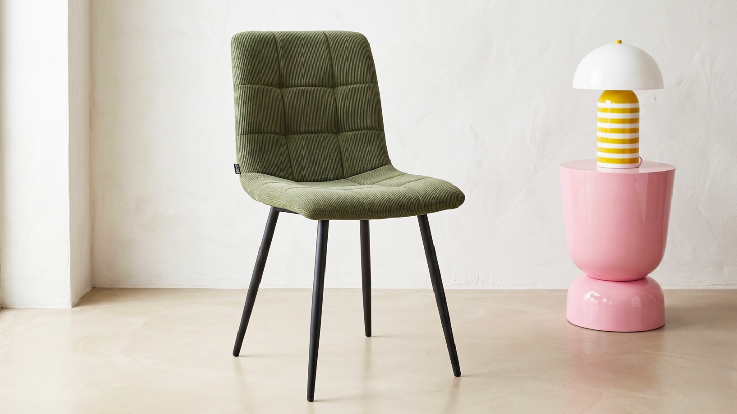 Lot de 2 chaises en velours côtelé vert, piètement noir - Iggy Lot de 2 chaises en velours côtelé vert, piètement noir - Iggy