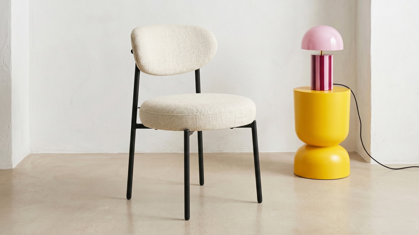 Lot de 2 chaises de salle à manger en tissu chenille beige - Orla Lot de 2 chaises de salle à manger en tissu chenille beige - Orla
