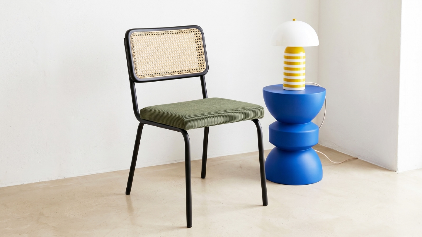 Lot de 2 chaises en cannage velours côtelé vert et métal noir - Paula Lot de 2 chaises en cannage velours côtelé vert et métal noir - Paula