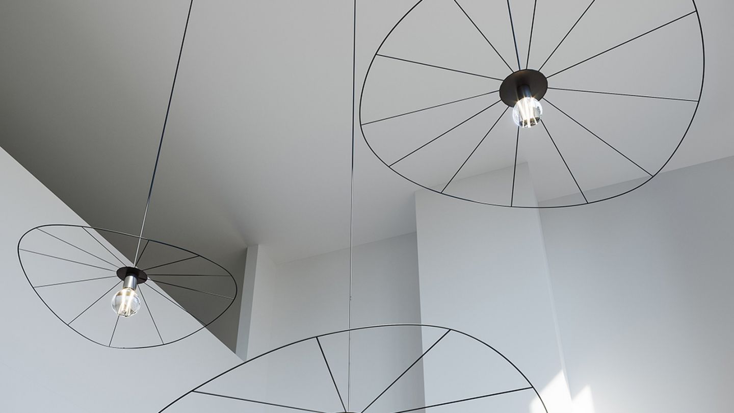Suspension graphique en métal noir 110 cm - Eskola Suspension graphique en métal noir 110 cm - Eskola