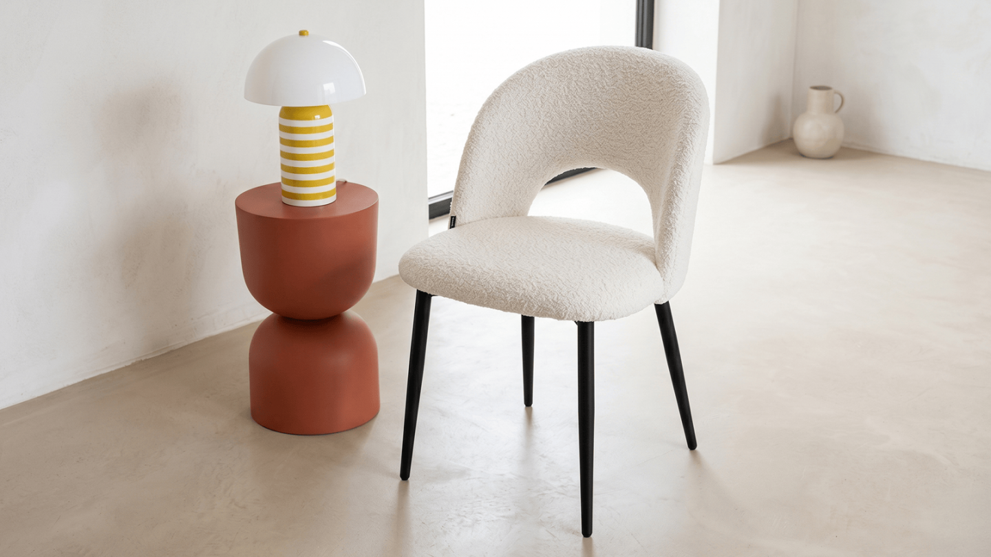 Lot de 2 chaises en tissu bouclette beige, piètement noir - Moss Lot de 2 chaises en tissu bouclette beige, piètement noir - Moss