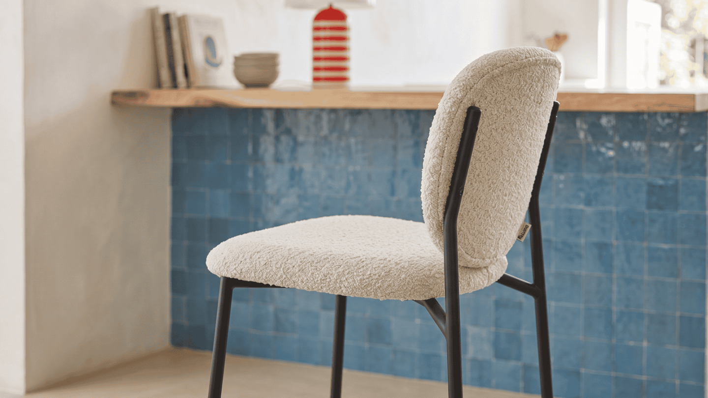 Lot de 2 tabourets de bar en tissu bouclé écru, piètement métal noir - Betty Lot de 2 tabourets de bar en tissu bouclé écru, piètement métal noir - Betty