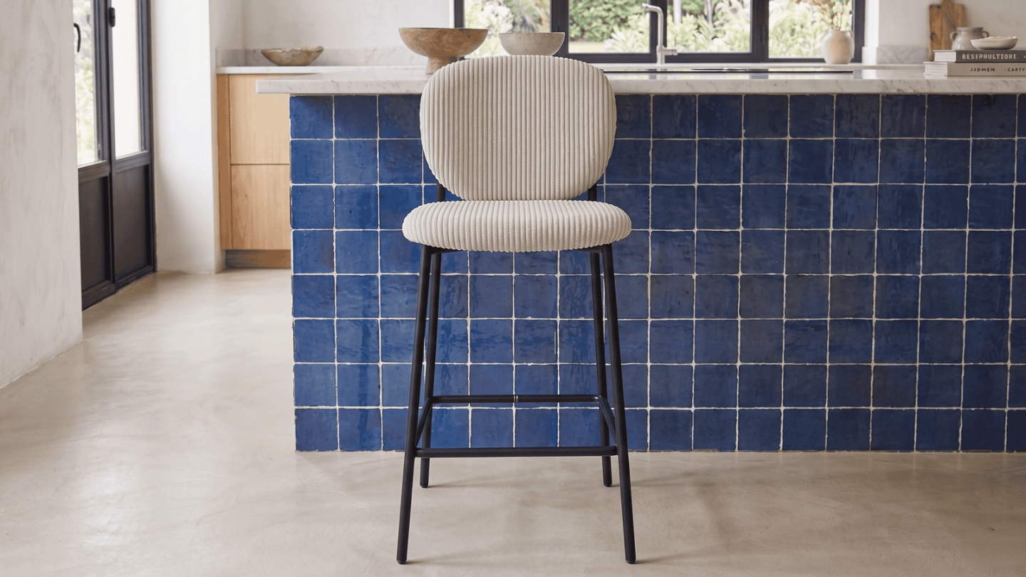 Lot de 2 tabourets de bar en velours côtelé beige, piètement métal noir - Betty Lot de 2 tabourets de bar en velours côtelé beige, piètement métal noir - Betty