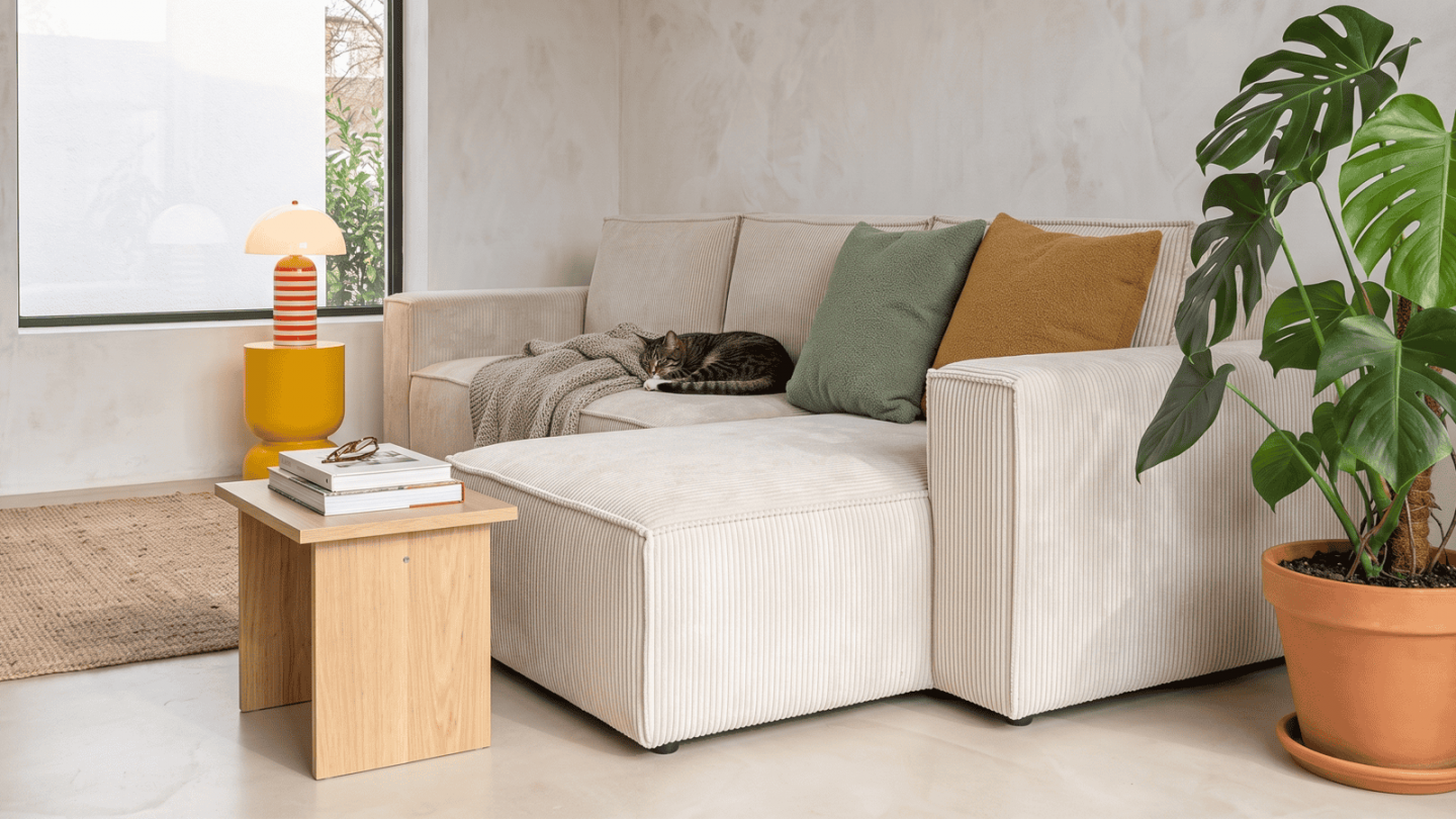 Canapé d'angle convertible réversible 5 places avec coffre de rangement en velours côtelé Beige - Collection Harper Canapé d'angle convertible réversible 5 places avec coffre de rangement en velours côtelé Beige - Collection Harper