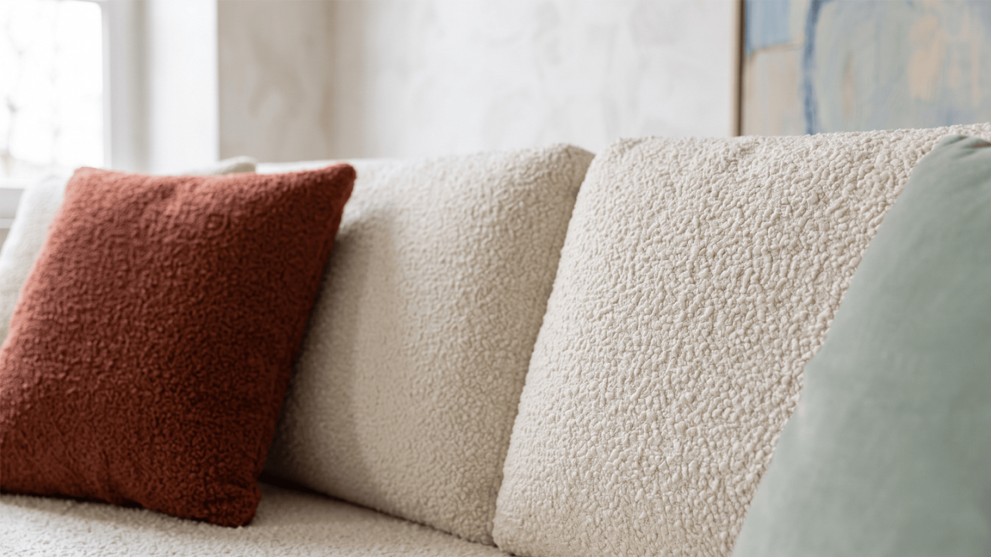Canapé 3 places avec 4 coussins déco en tissu bouclette beige clair - Collection Denver Canapé 3 places avec 4 coussins déco en tissu bouclette beige clair - Collection Denver