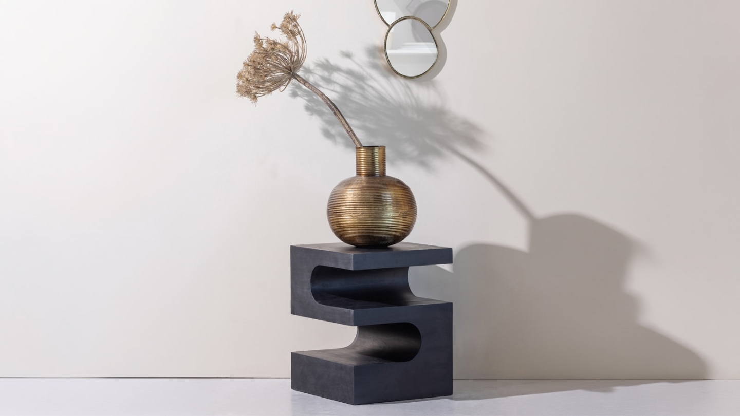Table d'appoint sculptée en bois de manguier noir 40 cm - Toma Table d'appoint sculptée en bois de manguier noir 40 cm - Toma