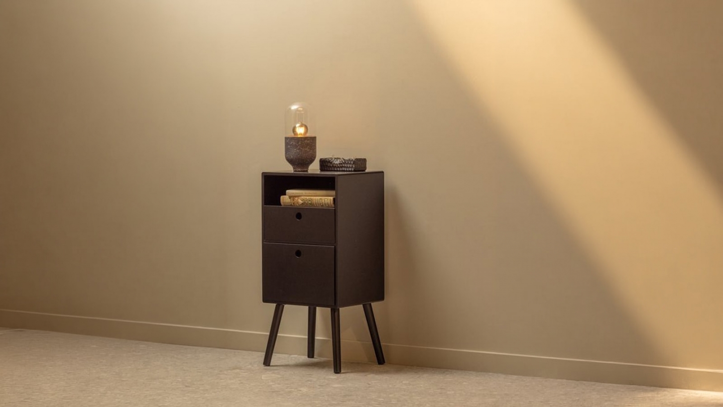 Table de chevet haut rétro 2 tiroirs 1 niche en bois laqué noir 36 cm - Ozzy Table de chevet haut rétro 2 tiroirs 1 niche en bois laqué noir 36 cm - Ozzy
