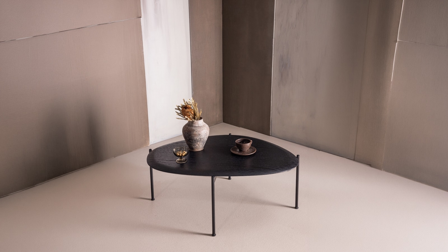 Table basse organique effet bois noir 92 cm - Kota Table basse organique effet bois noir 92 cm - Kota