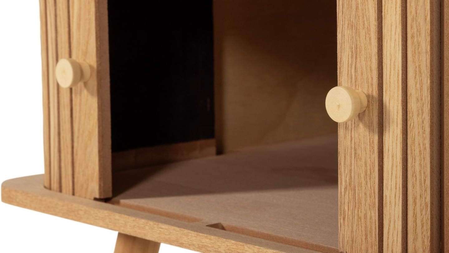 Table de chevet à portes coulissantes en bois clair cannelé 45 cm - Karri Table de chevet à portes coulissantes en bois clair cannelé 45 cm - Karri