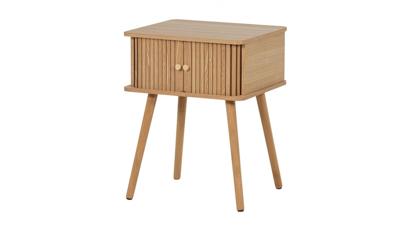Table de chevet à portes coulissantes en bois clair cannelé 45 cm - Karri Table de chevet à portes coulissantes en bois clair cannelé 45 cm - Karri