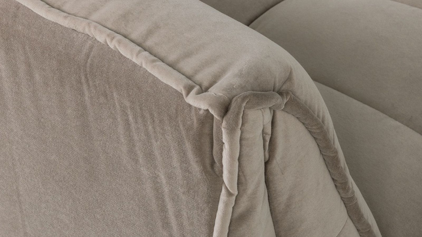 Canapé matelassé 3 places en tissu effet velours taupe - Cluster Canapé matelassé 3 places en tissu effet velours taupe - Cluster