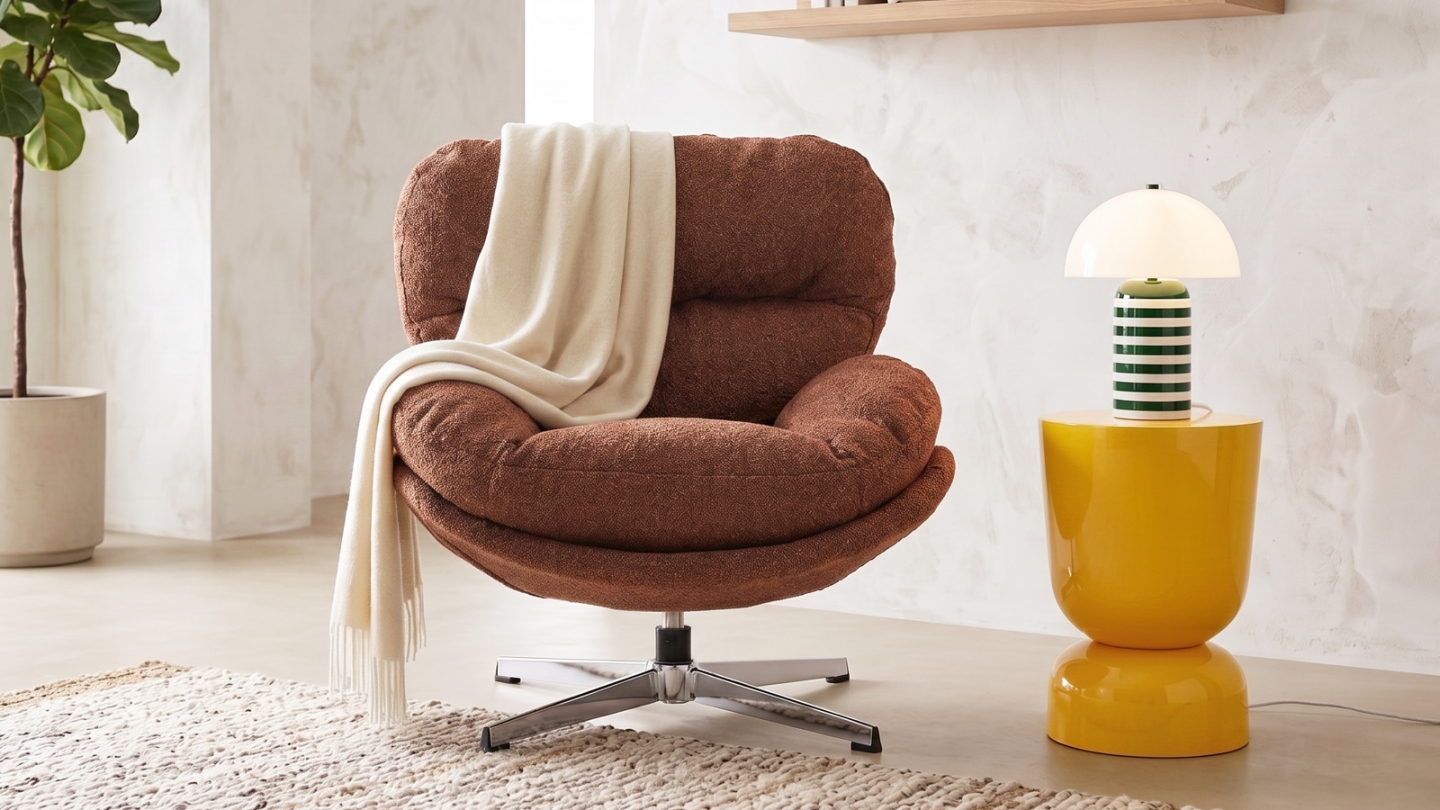 Fauteuil pivotant en tissu bouclé rouille et piètement chromé - Oli Fauteuil pivotant en tissu bouclé rouille et piètement chromé - Oli