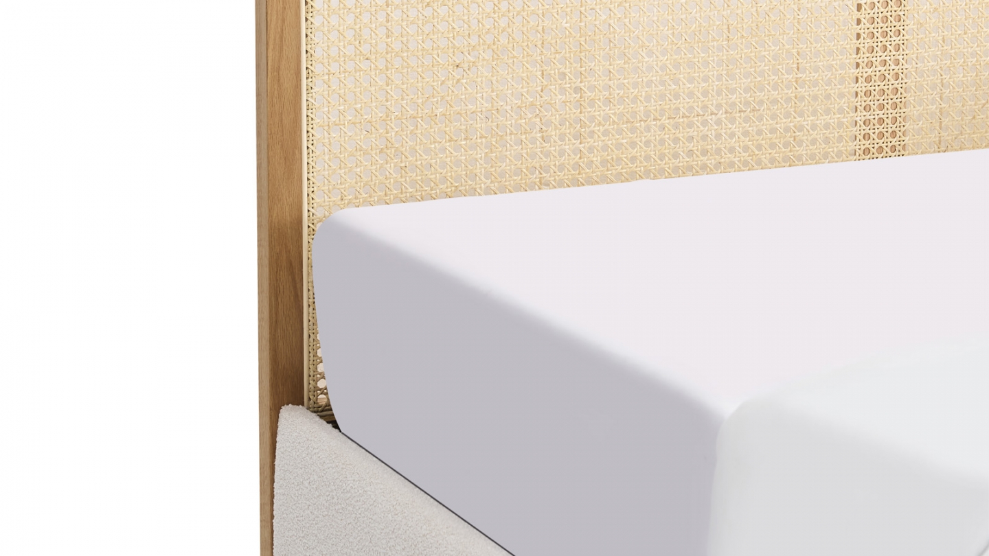Lit coffre adulte 140x190 cm en tissu bouclé beige avec tête de lit en bois et cannage - Elsa Lit coffre adulte 140x190 cm en tissu bouclé beige avec tête de lit en bois et cannage - Elsa