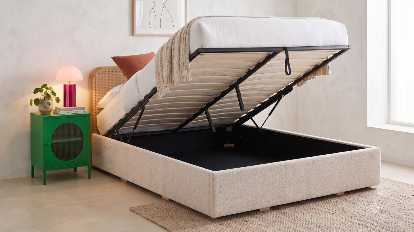 Lit coffre adulte 140x190 cm en tissu bouclé beige avec tête de lit en bois et cannage - Elsa Lit coffre adulte 140x190 cm en tissu bouclé beige avec tête de lit en bois et cannage - Elsa