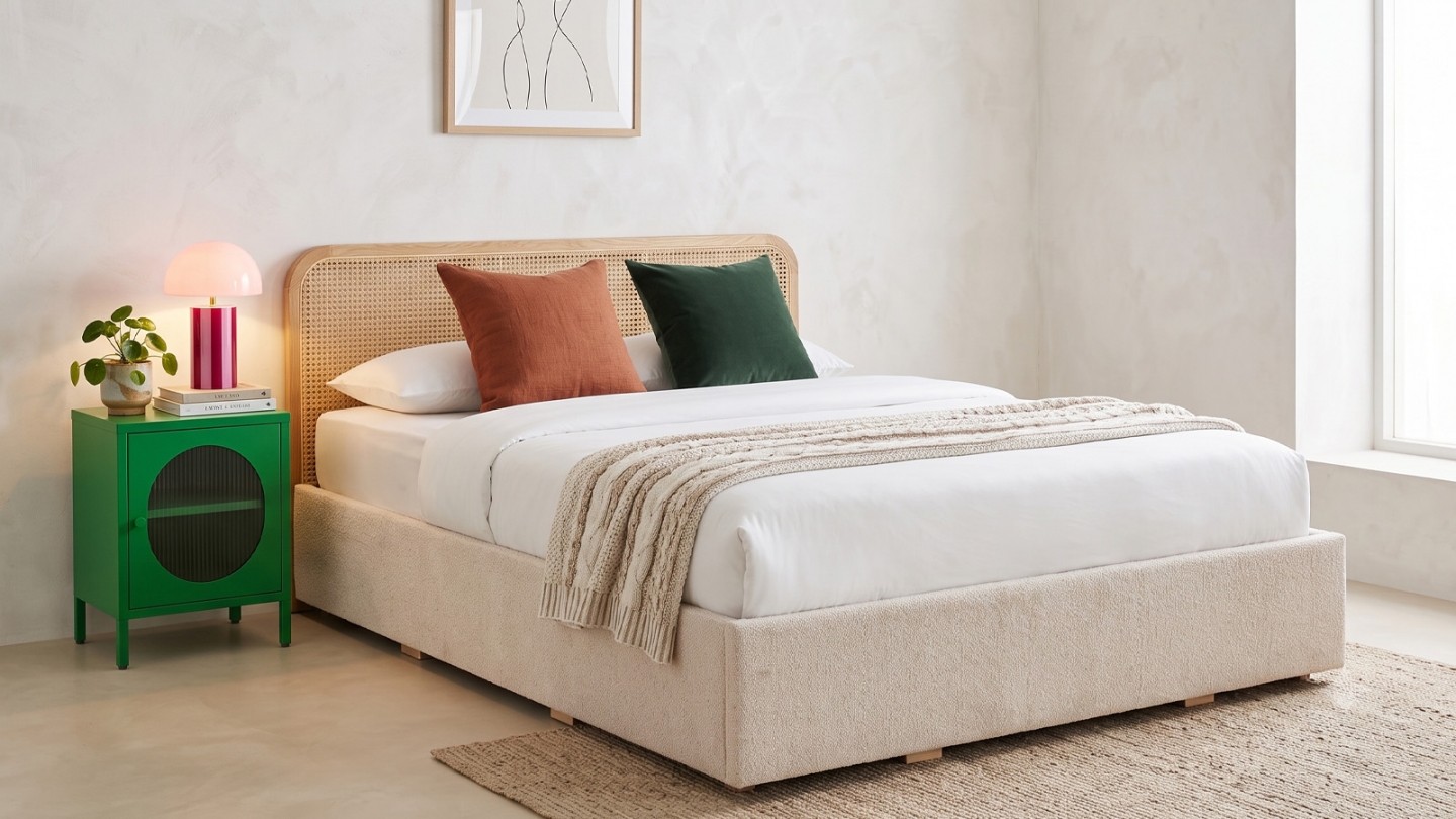 Lit coffre adulte 140x190 cm en tissu bouclé beige avec tête de lit en bois et cannage - Elsa Lit coffre adulte 140x190 cm en tissu bouclé beige avec tête de lit en bois et cannage - Elsa
