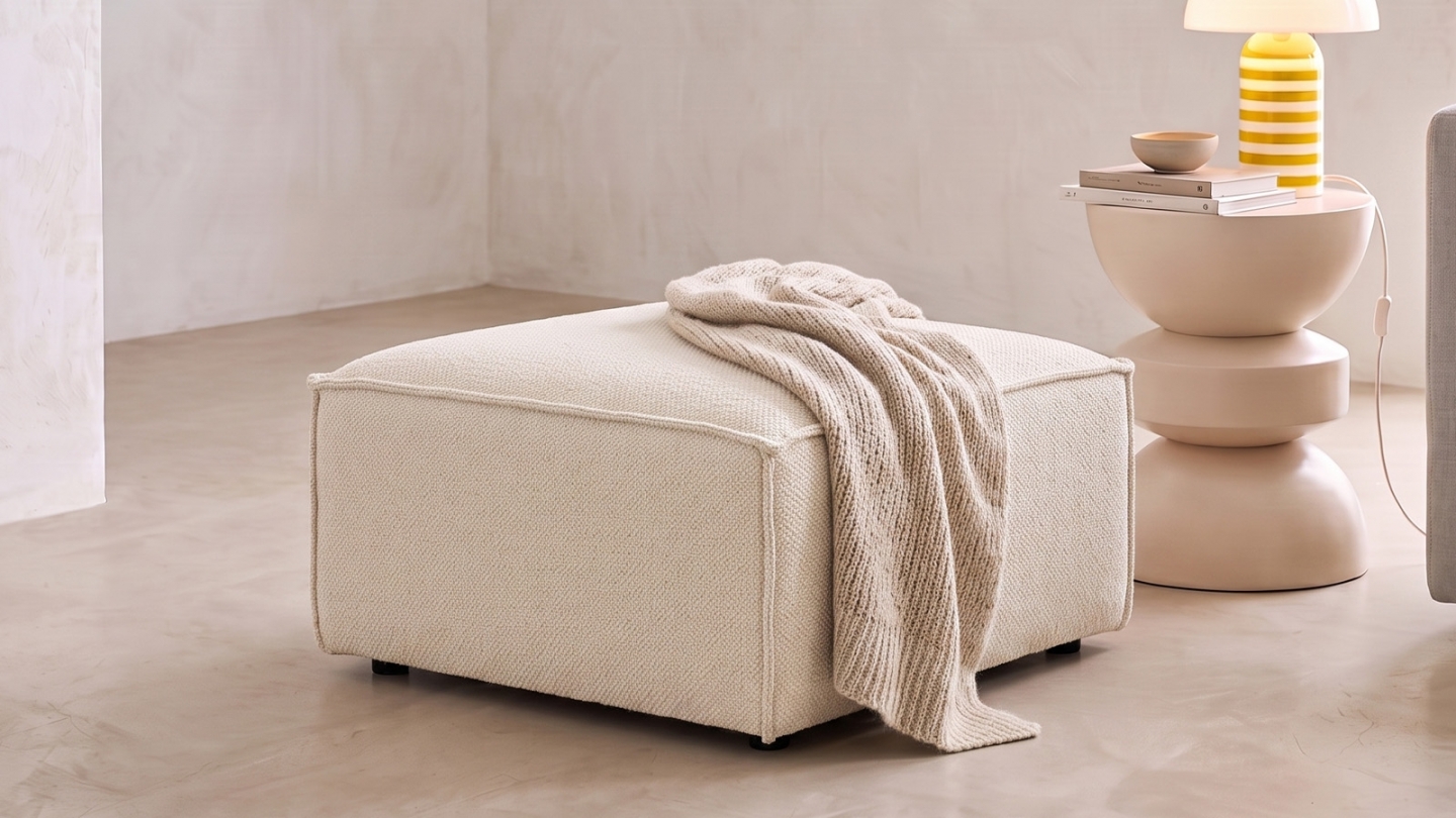 Pouf en tissu chenille beige foncé - Emma Pouf en tissu chenille beige foncé - Emma