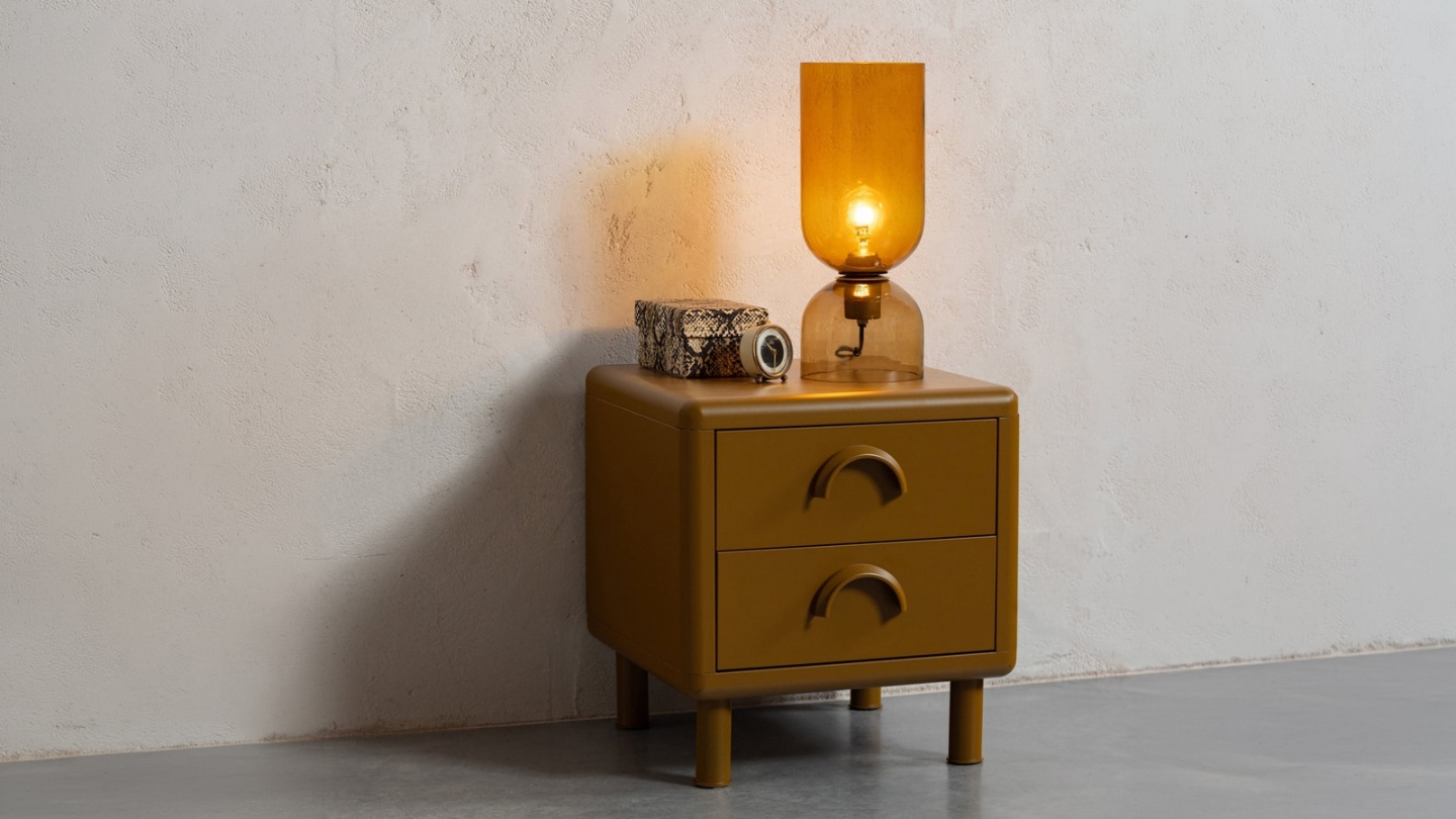 Table de chevet 2 tiroirs arrondie en métal jaune miel 45 cm - Rune Table de chevet 2 tiroirs arrondie en métal jaune miel 45 cm - Rune