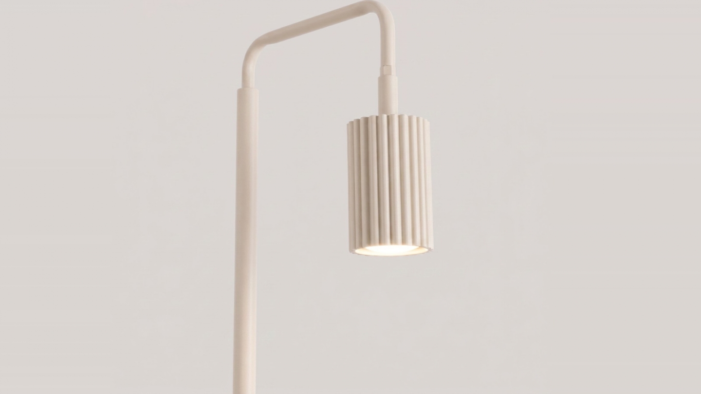 Lampadaire en aluminium beige 160 cm - Karbon Lampadaire en aluminium beige 160 cm - Karbon