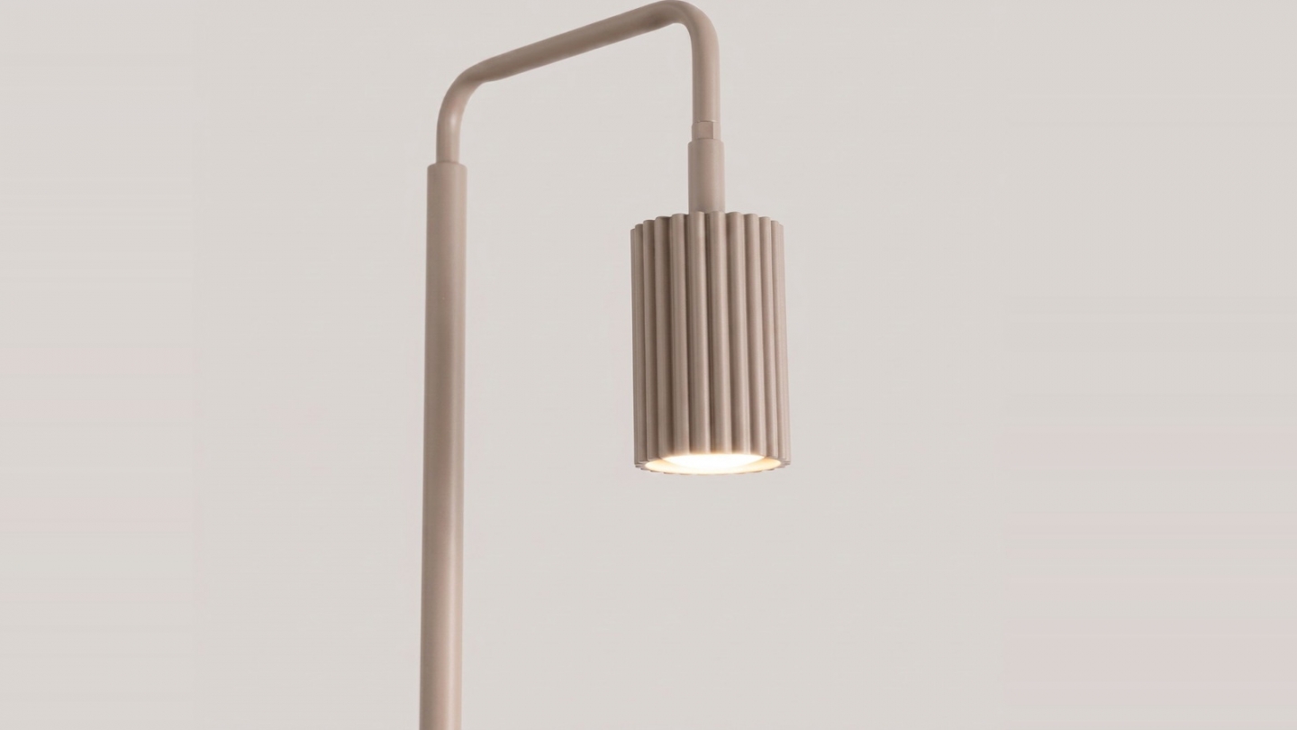 Lampadaire en aluminium taupe 160 cm - Karbon Lampadaire en aluminium taupe 160 cm - Karbon