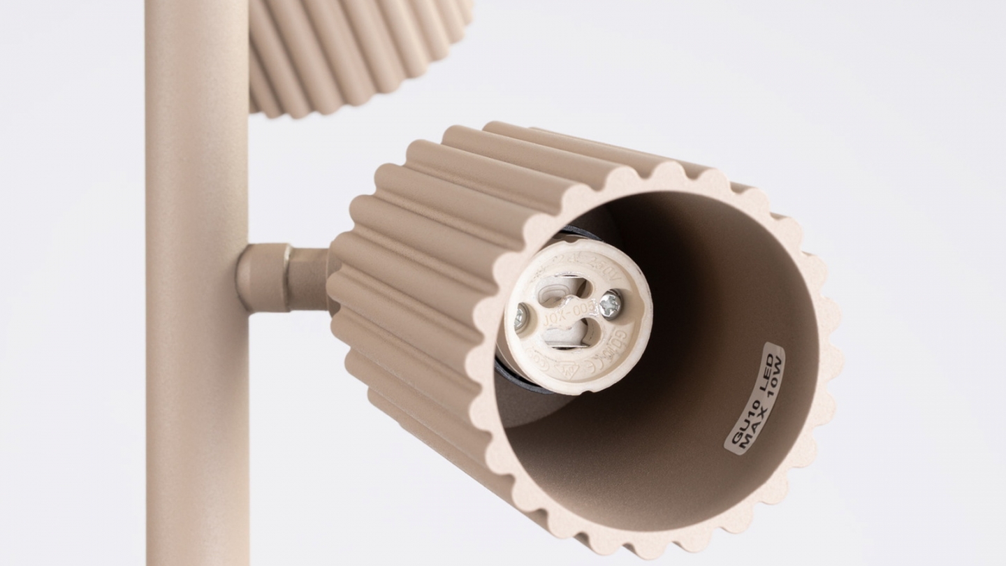Lampadaire en aluminium taupe 155 cm 3 lumières - Karbon Lampadaire en aluminium taupe 155 cm 3 lumières - Karbon