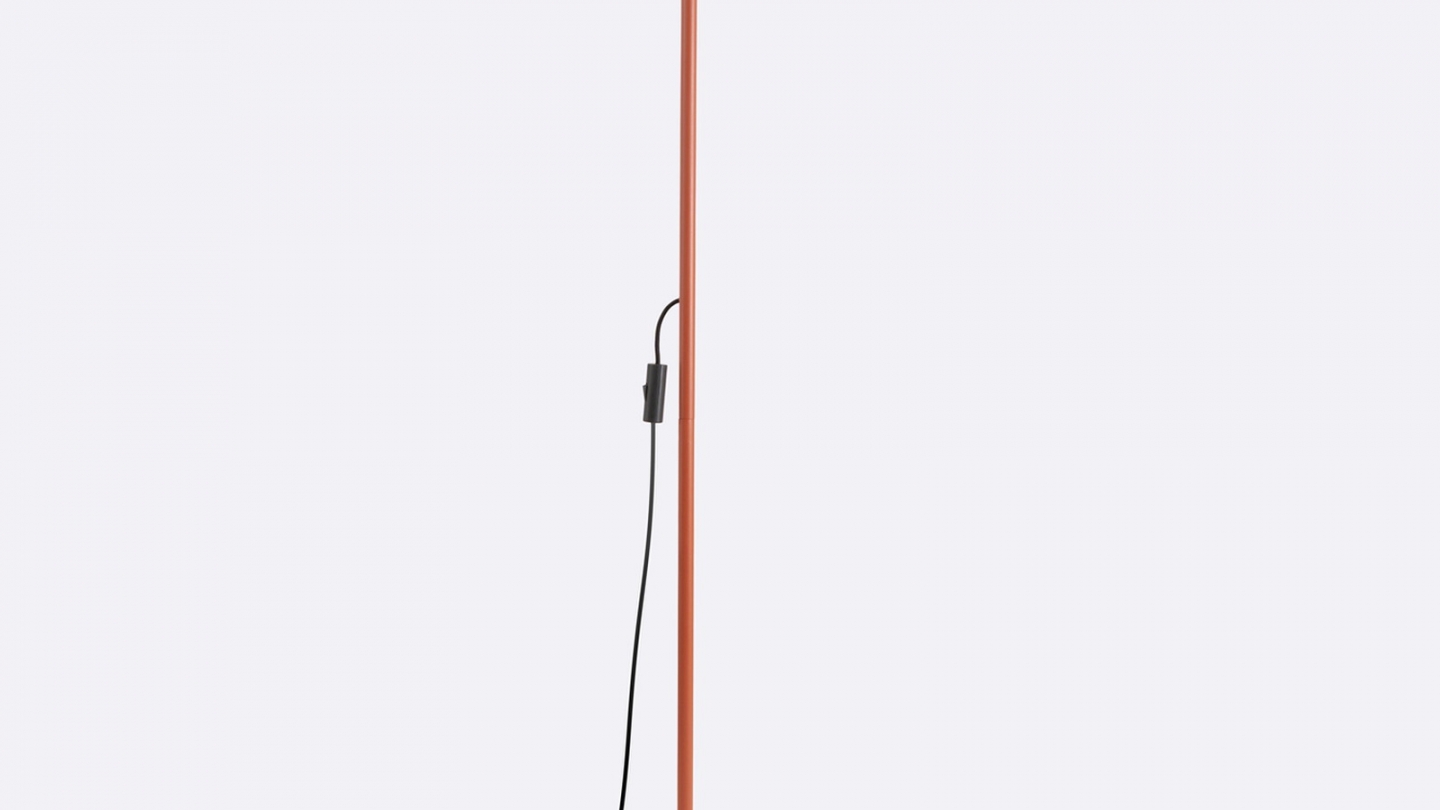 Lampadaire en aluminium terracotta 160 cm - Karbon Lampadaire en aluminium terracotta 160 cm - Karbon