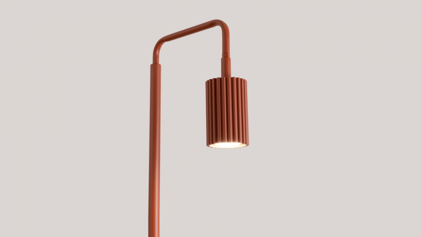 Lampadaire en aluminium terracotta 160 cm - Karbon Lampadaire en aluminium terracotta 160 cm - Karbon