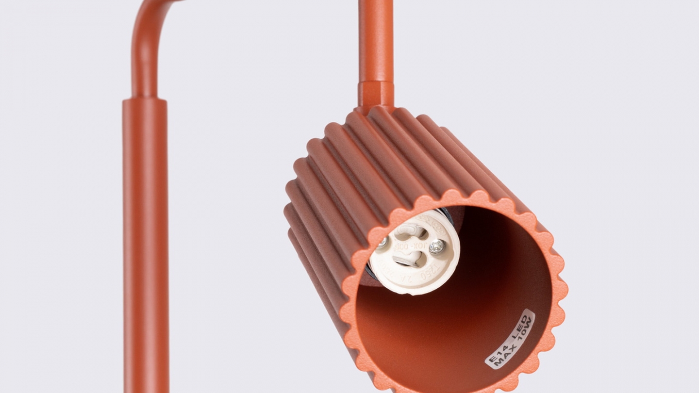Lampadaire en aluminium terracotta 160 cm - Karbon Lampadaire en aluminium terracotta 160 cm - Karbon