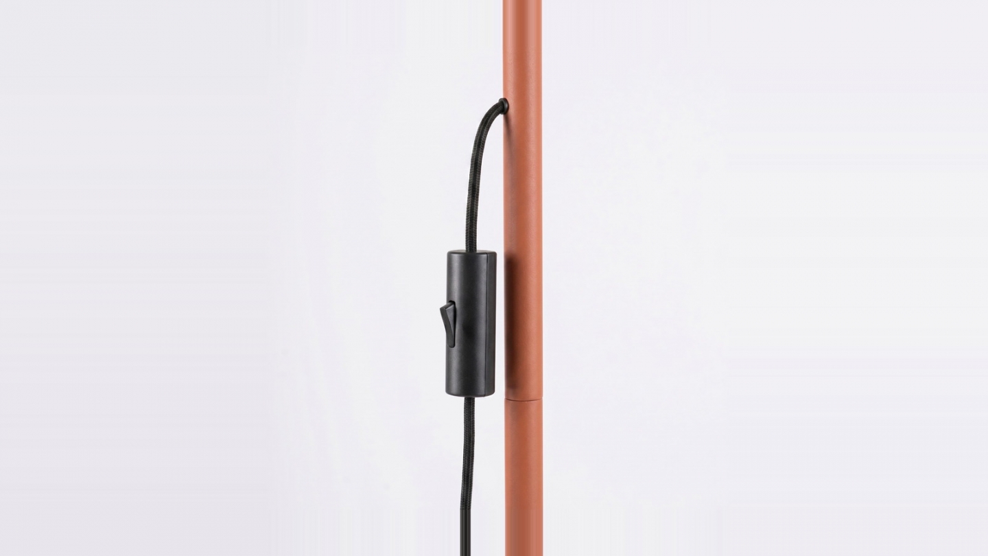 Lampadaire en aluminium terracotta 155 cm 3 lumières - Karbon Lampadaire en aluminium terracotta 155 cm 3 lumières - Karbon