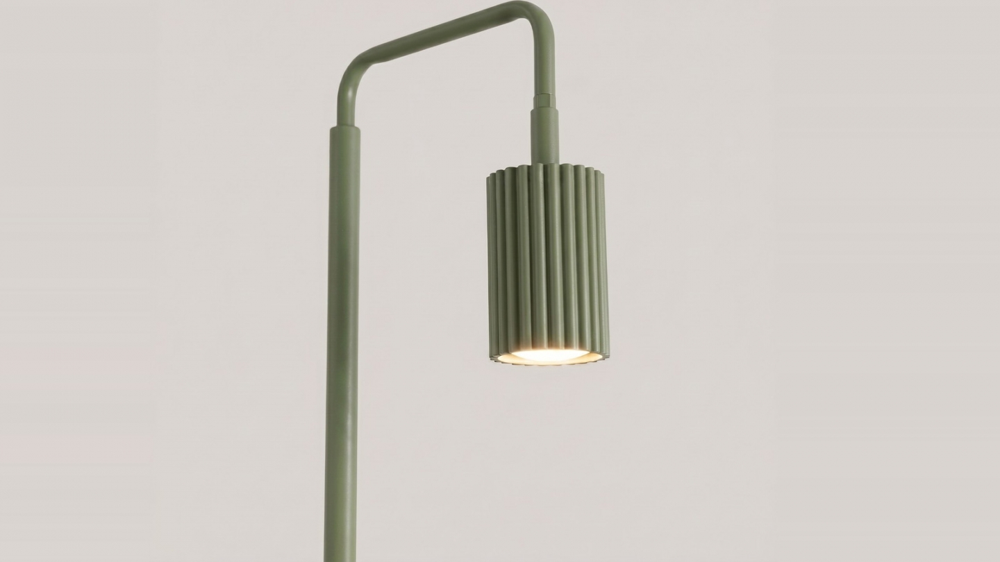 Lampadaire en aluminium vert olive 160 cm - Karbon Lampadaire en aluminium vert olive 160 cm - Karbon