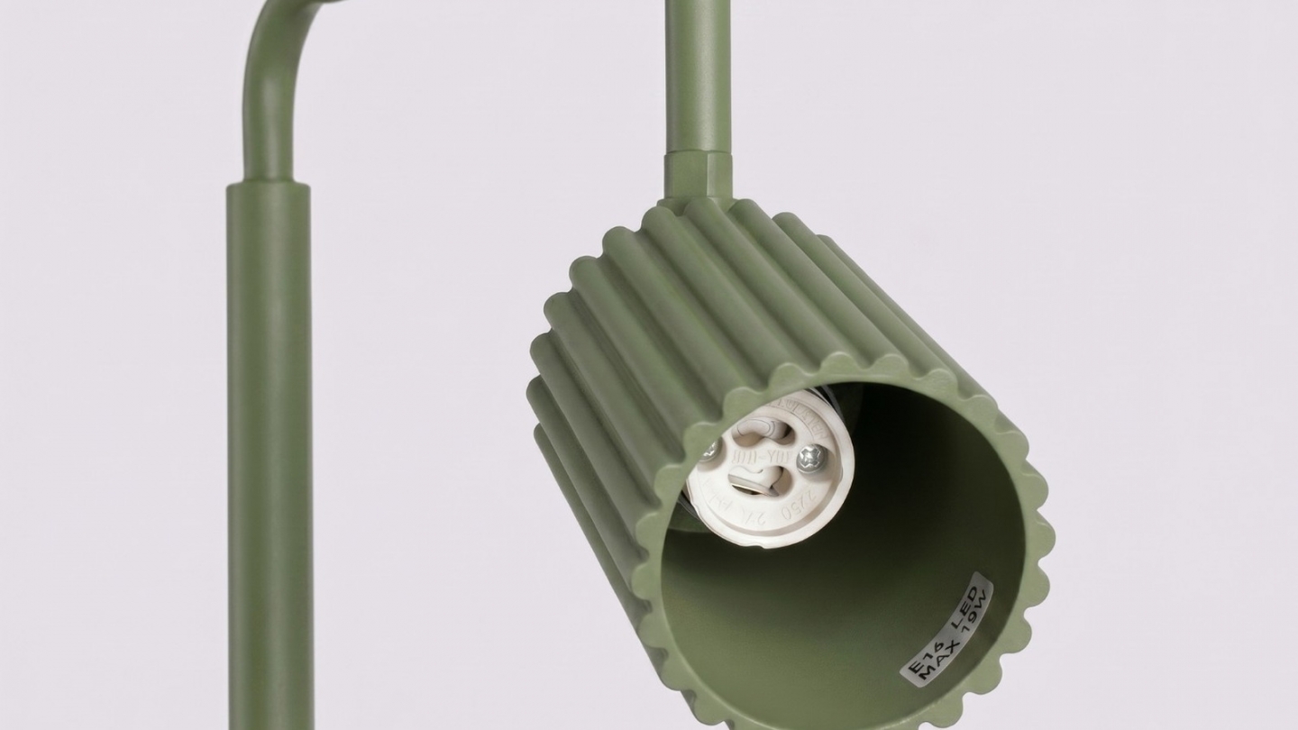 Lampadaire en aluminium vert olive 160 cm - Karbon Lampadaire en aluminium vert olive 160 cm - Karbon