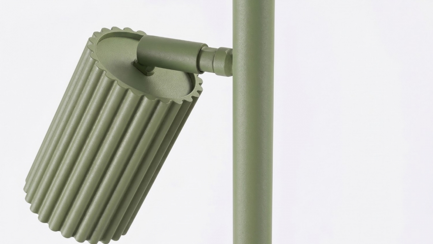 Lampadaire en aluminium vert olive 155 cm 3 lumières - Karbon Lampadaire en aluminium vert olive 155 cm 3 lumières - Karbon