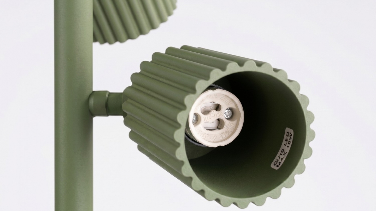 Lampadaire en aluminium vert olive 155 cm 3 lumières - Karbon Lampadaire en aluminium vert olive 155 cm 3 lumières - Karbon