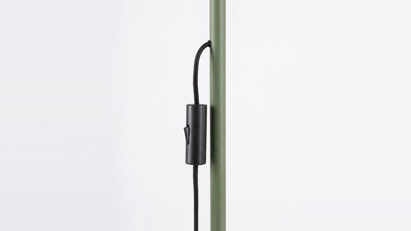 Lampadaire en aluminium vert olive 155 cm 3 lumières - Karbon Lampadaire en aluminium vert olive 155 cm 3 lumières - Karbon