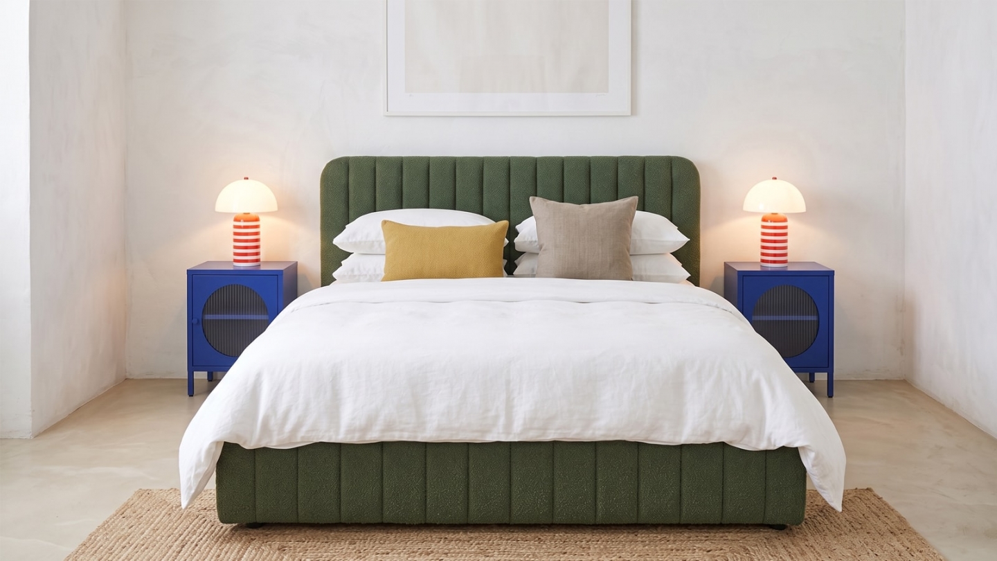Lit coffre adulte 140x190 cm avec tête de lit capitonnée en tissu bouclé vert - Ava Lit coffre adulte 140x190 cm avec tête de lit capitonnée en tissu bouclé vert - Ava