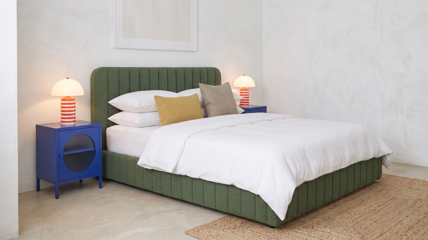 Lit coffre adulte 180x200 cm avec tête de lit capitonnée en tissu bouclé vert - Ava Lit coffre adulte 180x200 cm avec tête de lit capitonnée en tissu bouclé vert - Ava