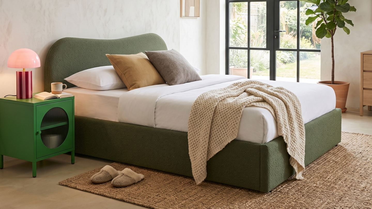 Lit coffre adulte 140x190 cm avec tête de lit matelassée en tissu bouclé vert - Suzon Lit coffre adulte 140x190 cm avec tête de lit matelassée en tissu bouclé vert - Suzon