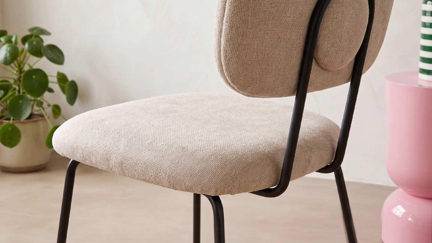 Lot de 4 chaises en tissu chenille beige foncé et piètement noir - Lucie Lot de 4 chaises en tissu chenille beige foncé et piètement noir - Lucie
