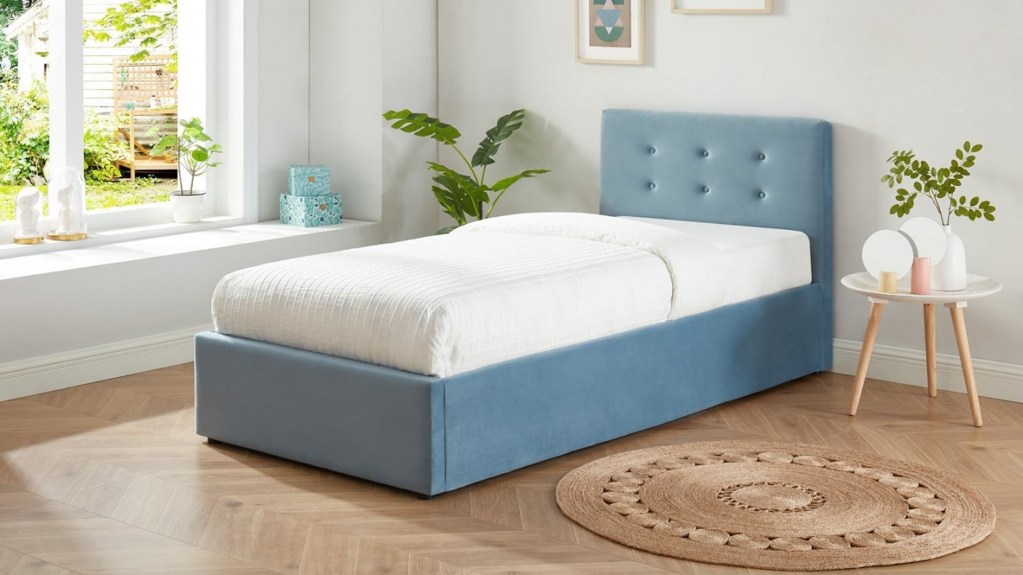 Ensemble lit coffre enfant 90x190 en velours bleu + matelas Memo HR avec tête de lit, sommier à lattes - Collection Tina