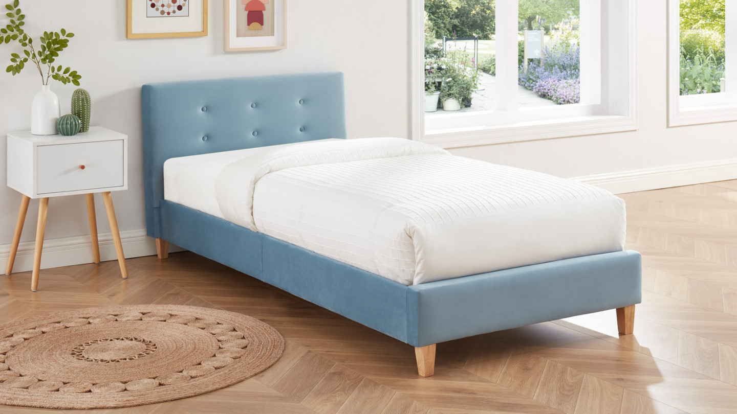 Ensemble lit enfant + matelas Memo HR avec tête de lit capitonnée en velours bleu - sommier à lattes 90x190cm - Collection Milo