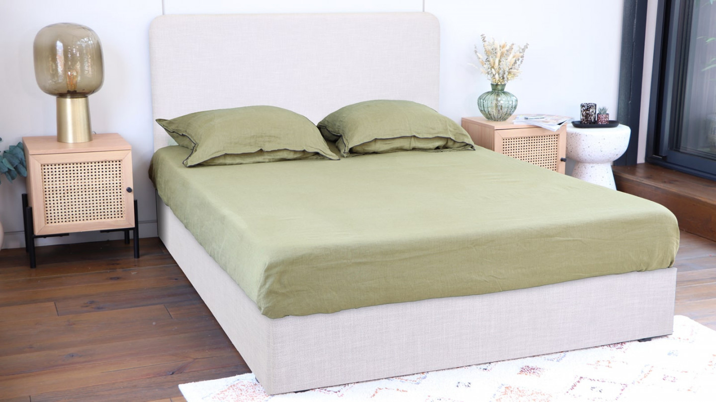 Lit Enzo 140x190 en tissu gris clair + Matelas à mémoire de forme Mémo HR 22cm