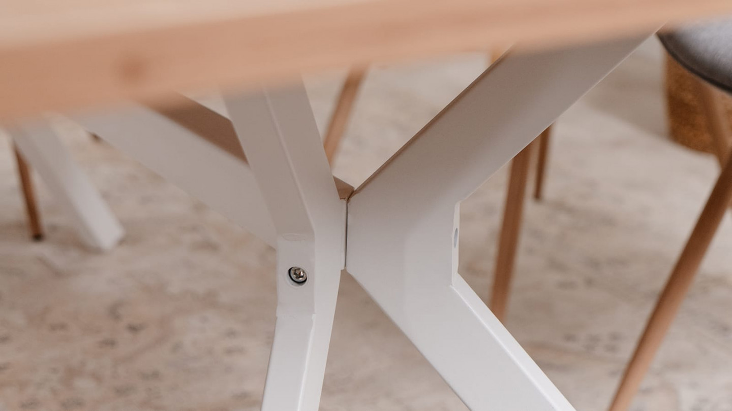 Table à manger effet chêne clair, piétement blanc 180 cm - Velia